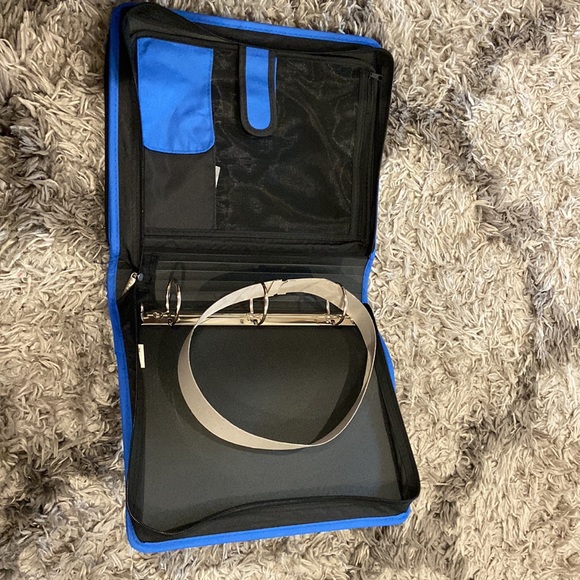 2” Five Star zipper binder with 880 sheet capacity. - Picture 2 of 3